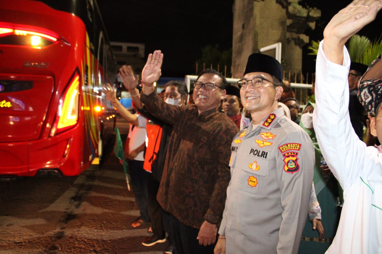 Lepas Jemaah Haji ,  Alit Wiradana Sekda   Kota Denpasar : Jaga Kesehatan, Semoga Menjadi Haji Mabrur