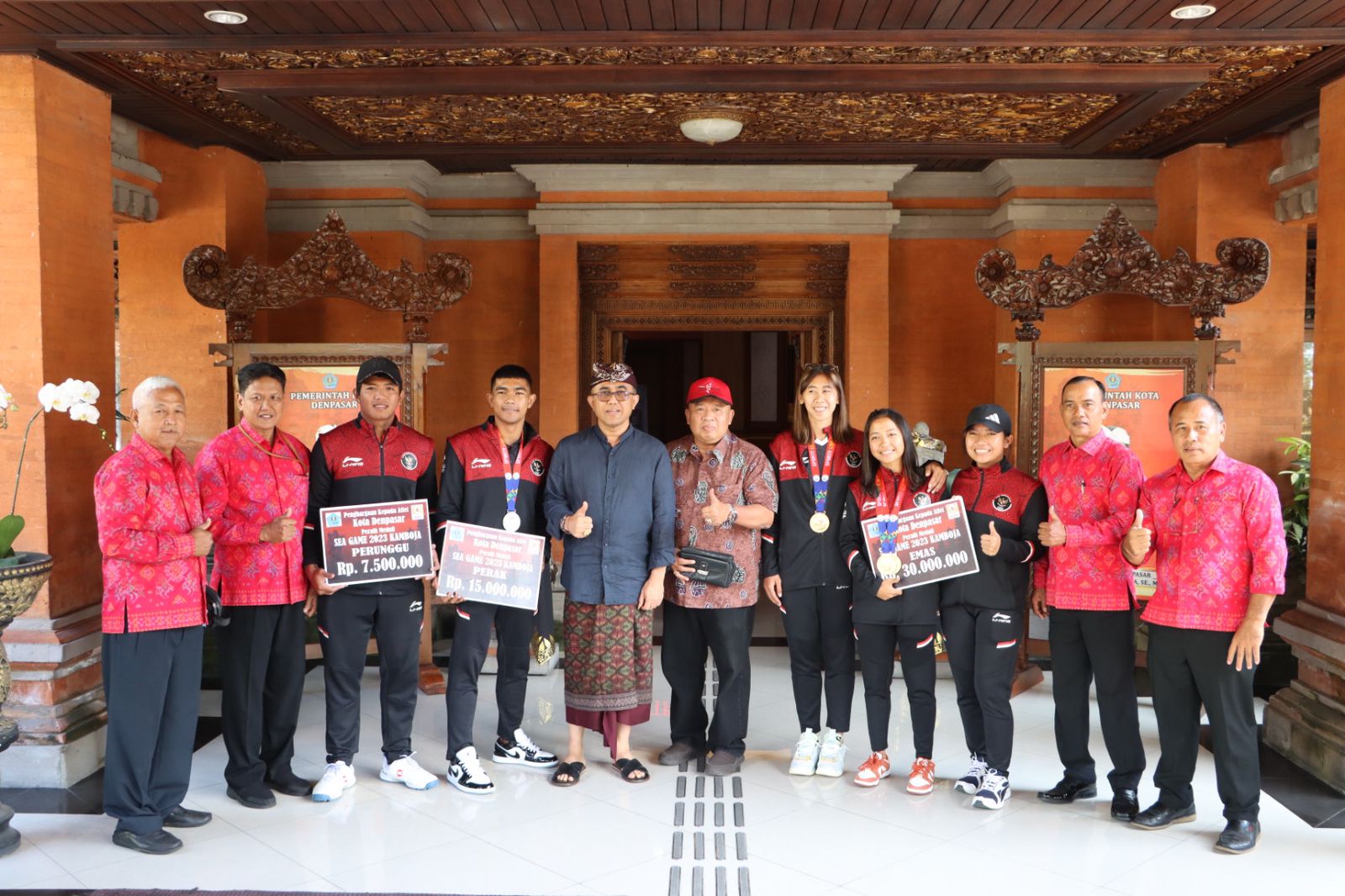 Walikota Jaya Negara Serahkan Bonus Kepada Atlet Denpasar, Peraih Medali di SEA Games.