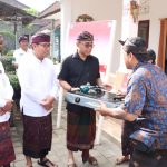 Implementasi Spirit Vasudaiva Kutumbakam Walikota Jaya Negara Serahkan Bantuan Bedah Rumah.