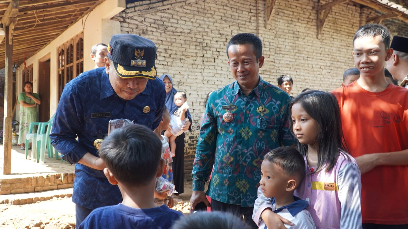 Warga Mayong Lor dan Jebol Terima Bantuan Sosial