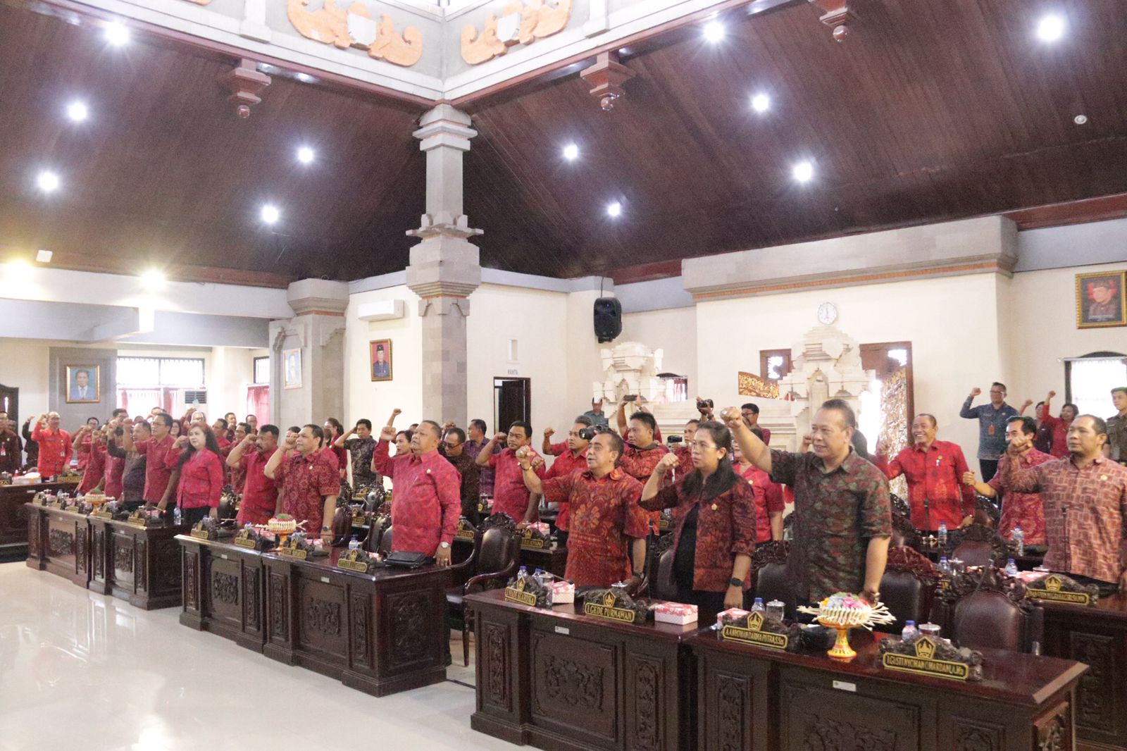 Bupati Sanjaya Berikan Jawaban Pemandangan Umum Fraksi DPRD Tentang Tujuh Ranperda