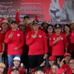 Di Yeh Gangga, Bupati Sanjaya Bersih-Bersih Pantai Hingga Berikan Kursi Roda Pada Penyandang Disabilitas