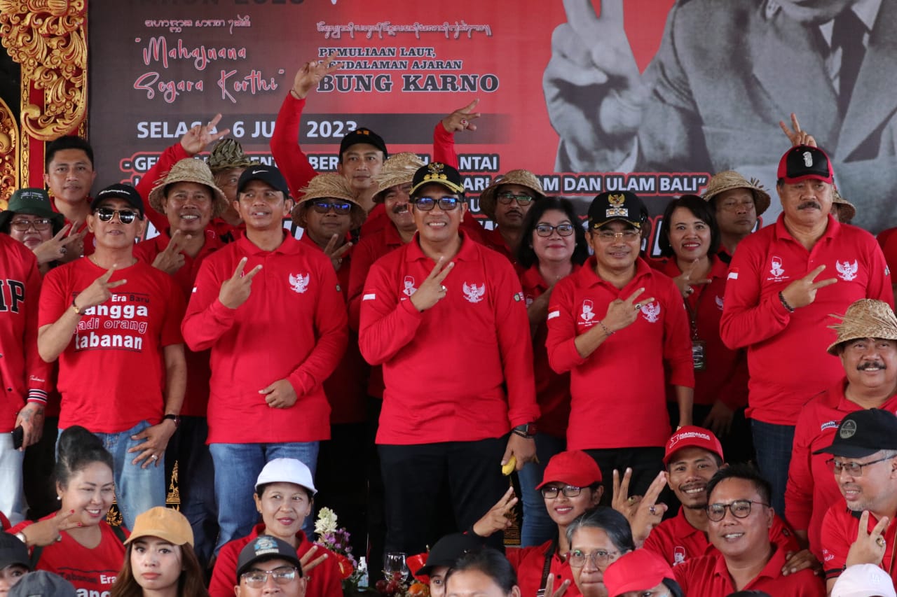 Di Yeh Gangga, Bupati Sanjaya Bersih-Bersih Pantai Hingga Berikan Kursi Roda Pada Penyandang Disabilitas