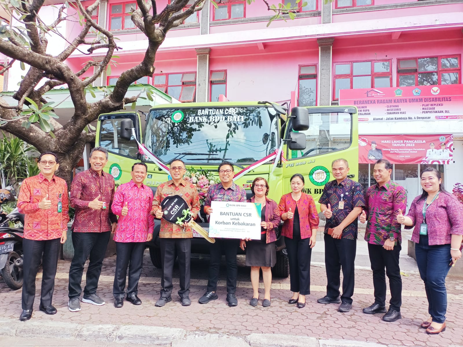 Walikota Jaya Negara Terima Bantuan CSR 1 Unit Truk Sampah dan 10 Unit Bedah Rumah.