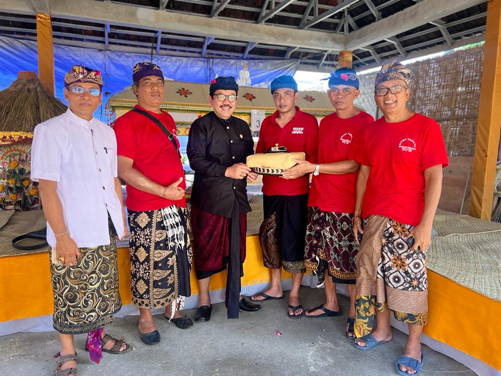 Bentuk Bhakti kepada Leluhur dan Gotong Royong, Wagub Cok Ace Apresiasi Rangkaian Karya Pitra Yadnya Banjar Adat Kutuh Kelod
