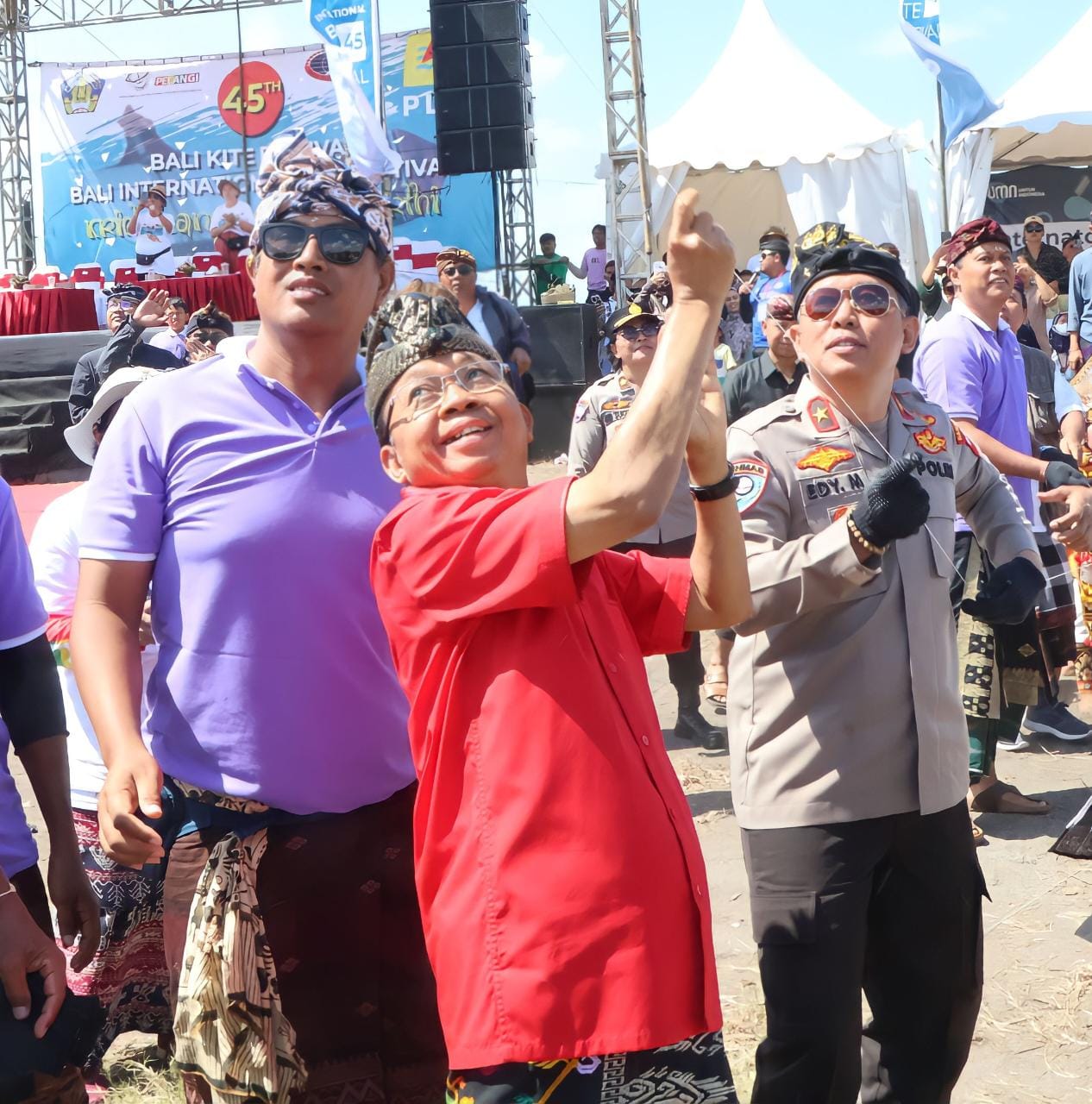 Gubenur  Koster  Buka Kite Festival (BIKF) dengan tema “Krida Langu Segara Kerthi”