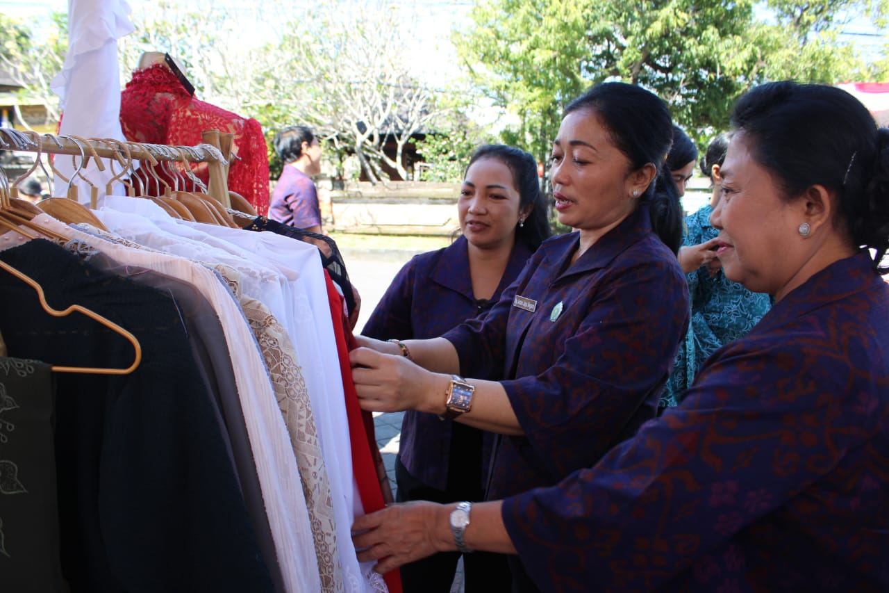 Ny. Antari Jaya Negara Hadiri Pasar Rakyat PKK “Berbelanja dan Berbagi” di Kabupaten Tabanan
