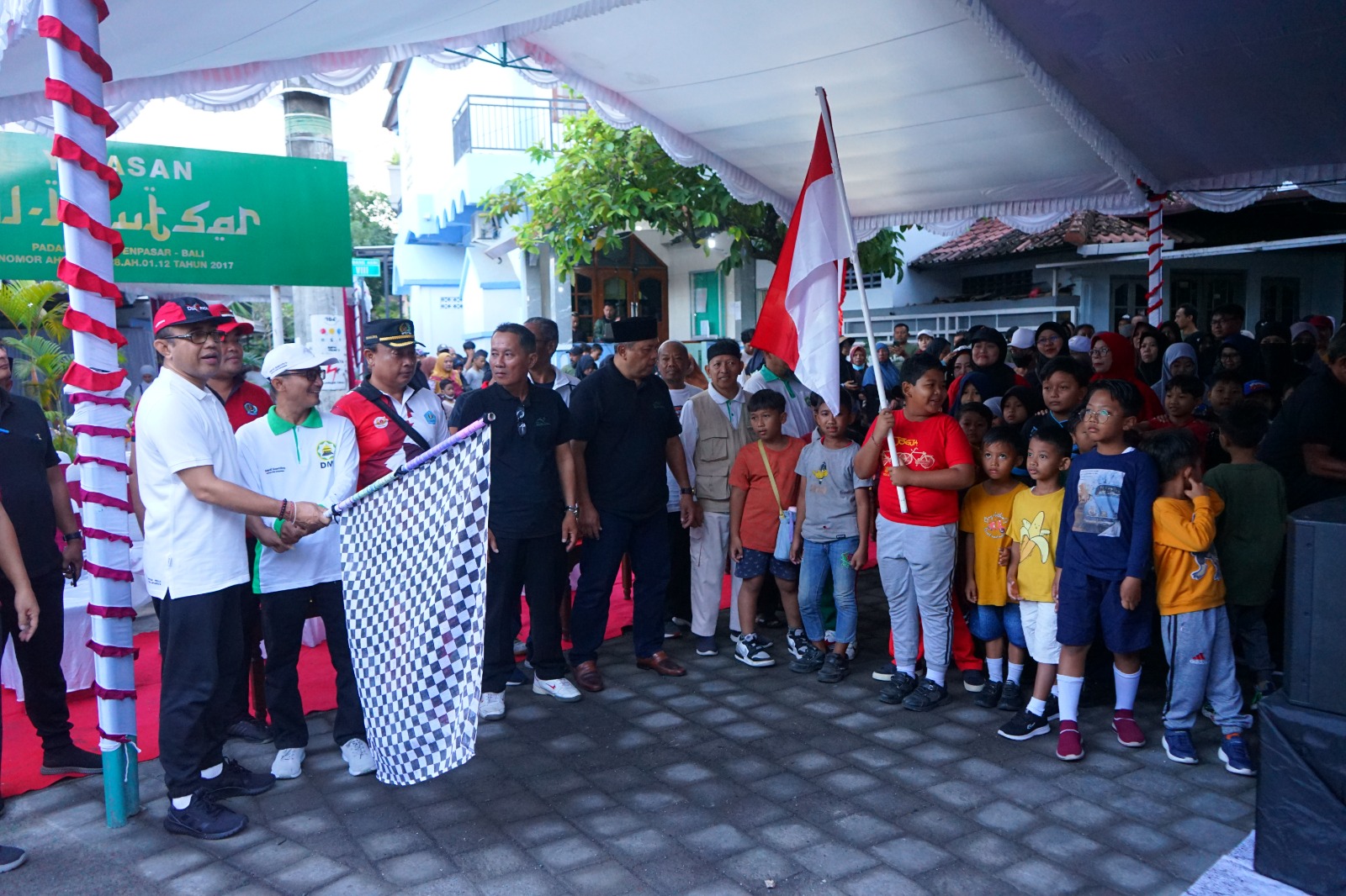 Walikota Jaya Negara Lepas Jalan Sehat Gebyar Muharram, Yayasan Al-Kautsar Padang Asri, Padang Sambian Klod