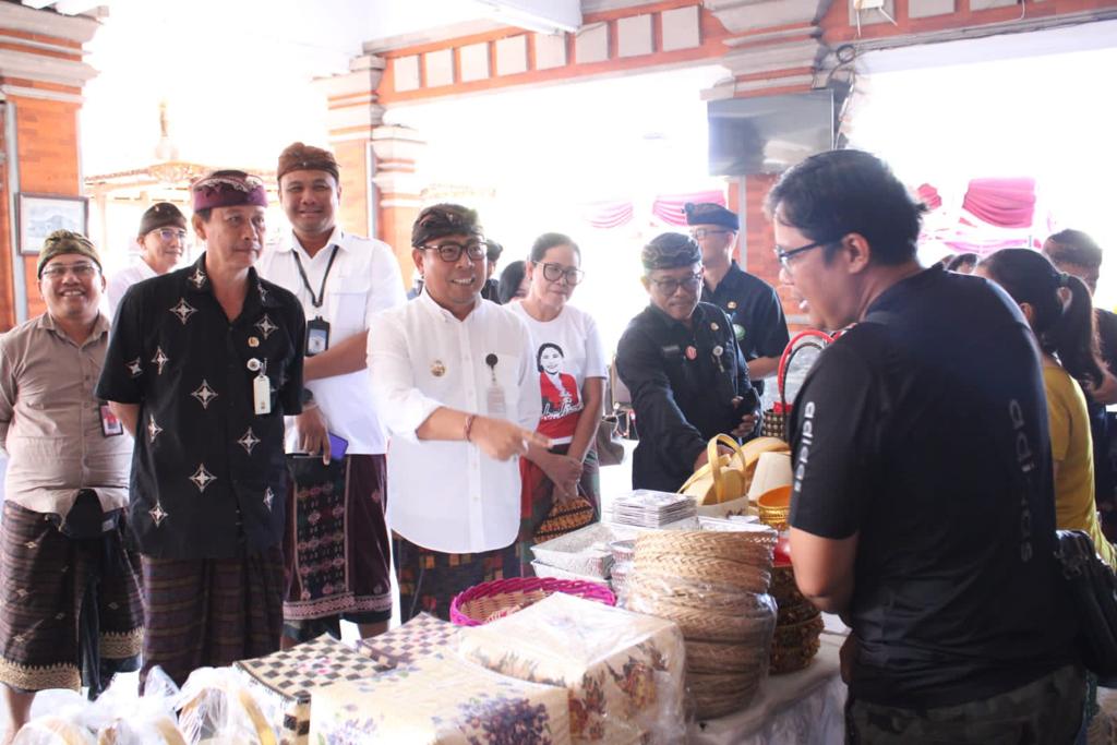 Wawali Arya Wibawa Tinjau Pelaksanaan Operasi Pasar Murah di Banjar Tampakgangsul.