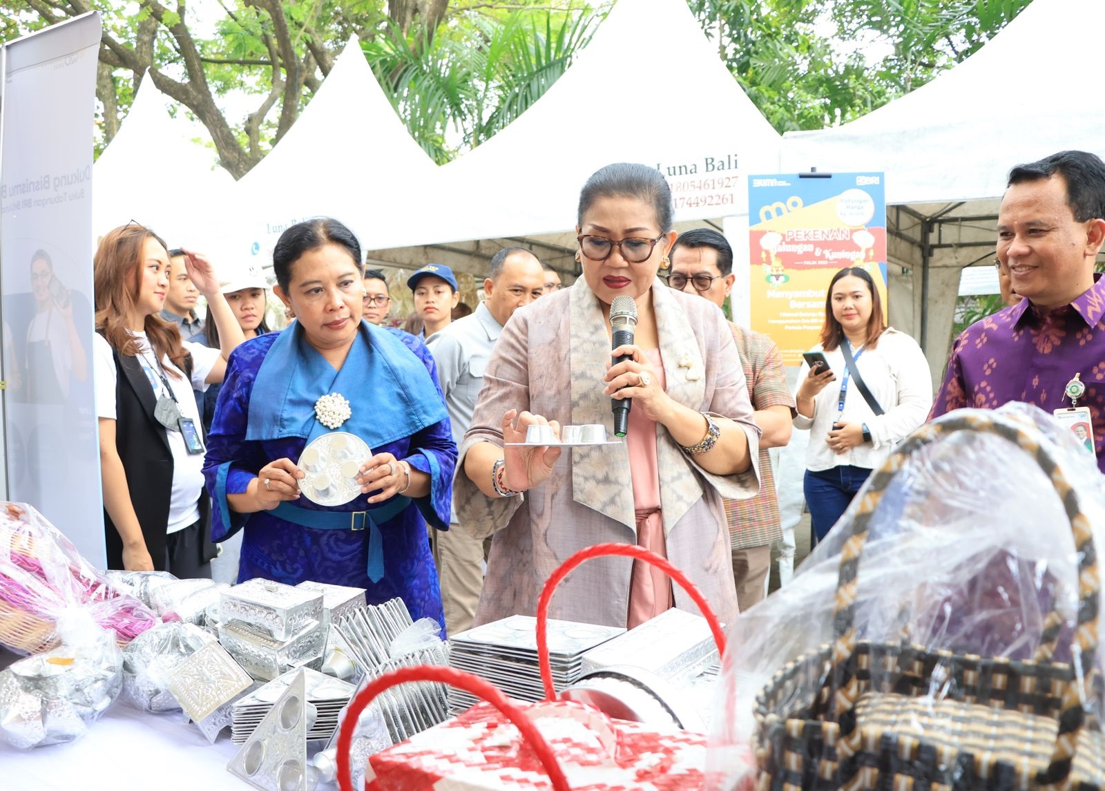 Ketua TP PKK Ny. Putri Koster Apresiasi Pekenan Galungan dan Kuningan yang digelar FKLJK Bali