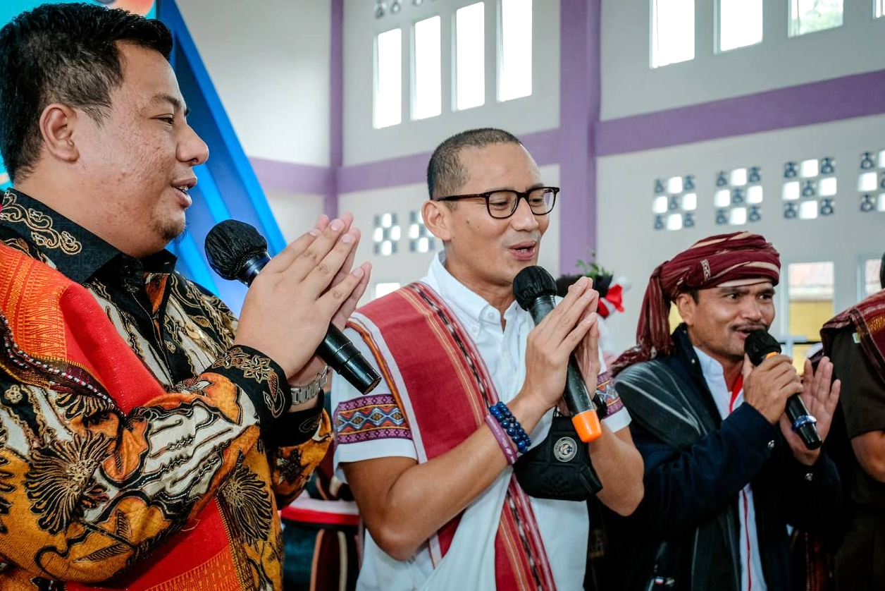 Momen Menparekraf Nyanyikan Sinanggar Tulo di KaTa Kreatif Kabupaten Samosir