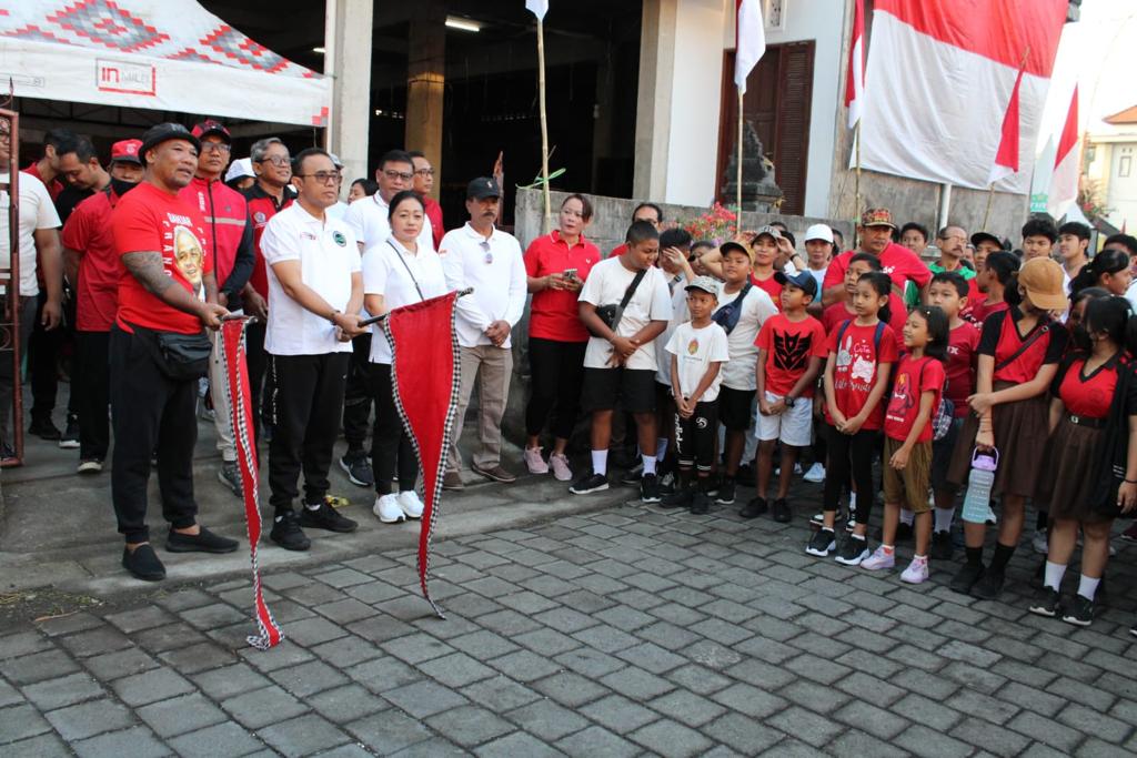 Menyambut Hari Kemerdekaan RI ke 78, Wali Kota Jaya Negara Lepas Jalan Sehat di Banjar Mertagangga