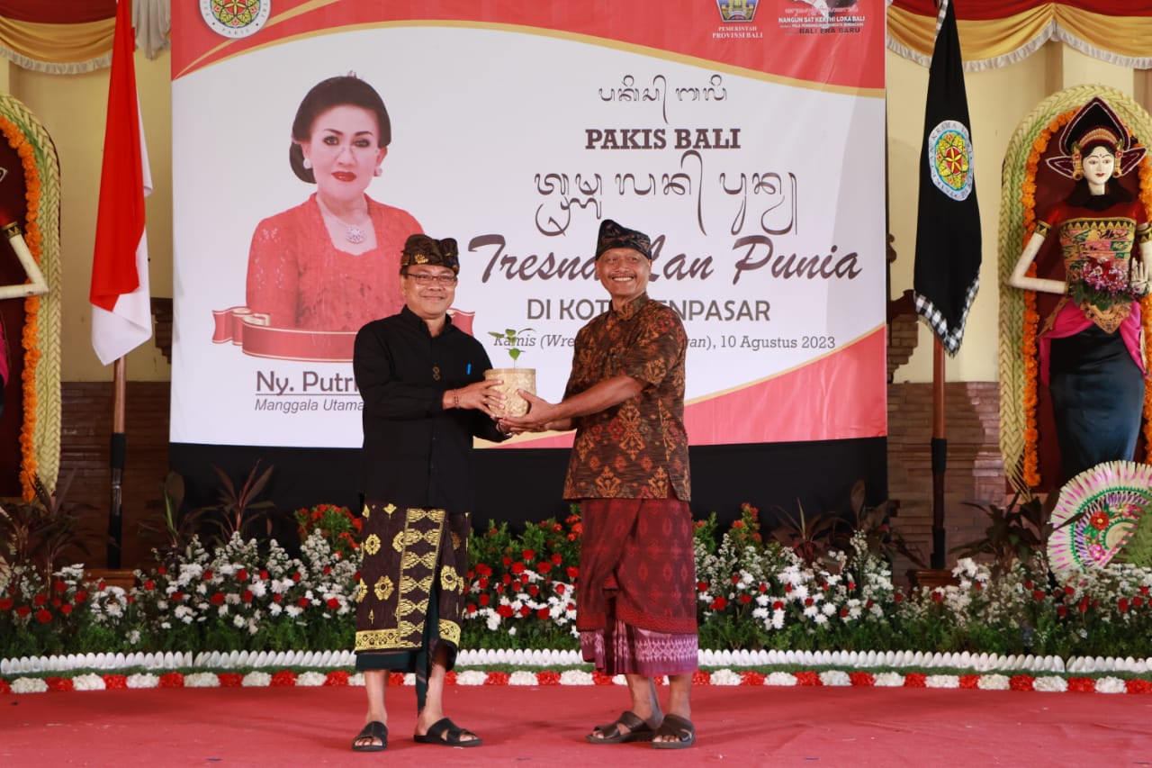 Serahkan Bantuan Kepada 150 Warga Kota Denpasar, Manggala Utama PAKIS Provinsi Bali Sampaikan Pesan Ngrajegang Tari Wali ‘Rejang’ Sesuai Fungsi Dan Pakem Aslinya.