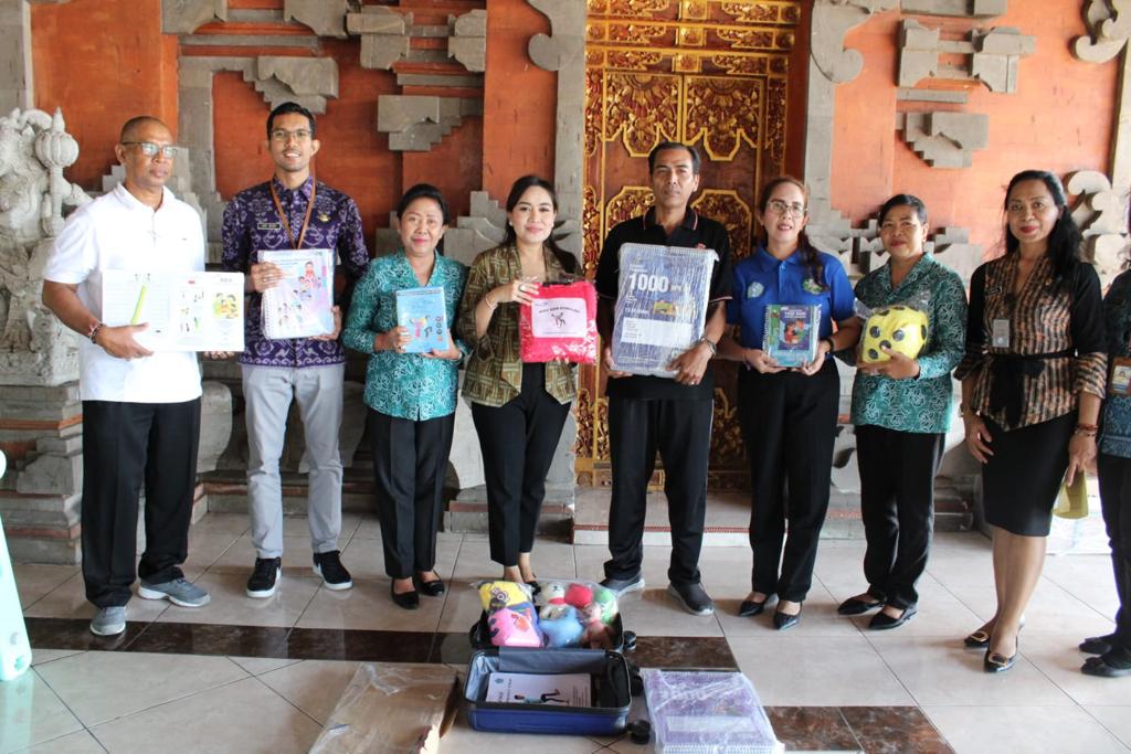 Ketua GOW Ny. Ayu Kristi Arya Wibawa Salurkan Bantuan BKB KIT Stunting