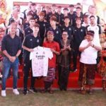 Jamu Makan Siang, Gubernur Bali Koster Mendapat Jersey dari Kesebelasan Barcelona dan Real Madrid