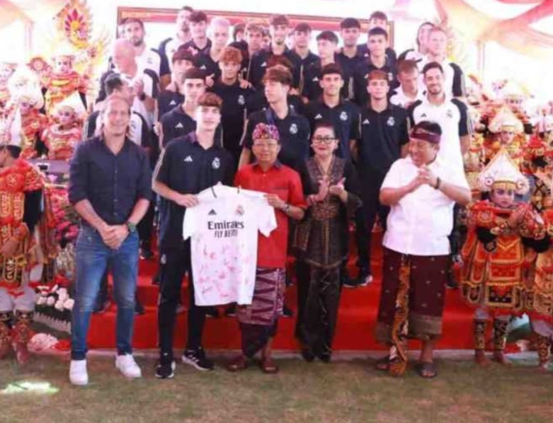 Jamu Makan Siang, Gubernur Bali Koster Mendapat Jersey dari Kesebelasan Barcelona dan Real Madrid