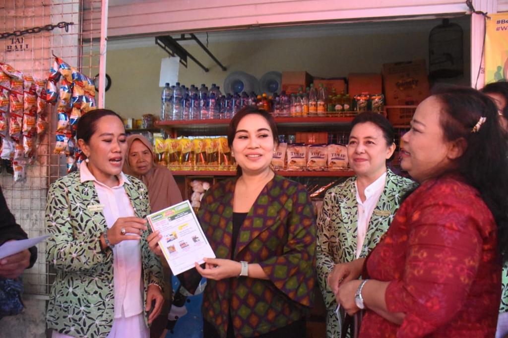 Ketua GOW, Ny. Ayu Kristi Arya Wibawa :  Posko Pangan Puskowapi Provinsi Bali Berikan Kemudahan Masyarakat Dapatkan Bahan Pokok Dengan Harga Terjangkau