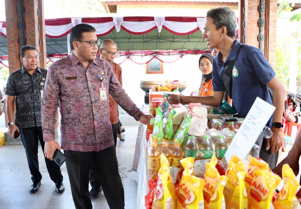 Sekda Alit Wiradana Tinjau Bazzar Pangan di Desa Sidakarya, Jadi Upaya Kendalikan Inflasi di Denpasar