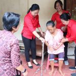 Ketua K3S Ny. Antari Jaya Negara Serahkan Bantuan Kursi Roda, Sasar Lansia dan Disabilitas di Kota Denpasar