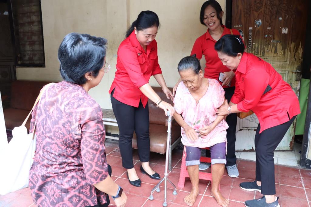 Ketua K3S Ny. Antari Jaya Negara Serahkan Bantuan Kursi Roda, Sasar Lansia dan Disabilitas di Kota Denpasar
