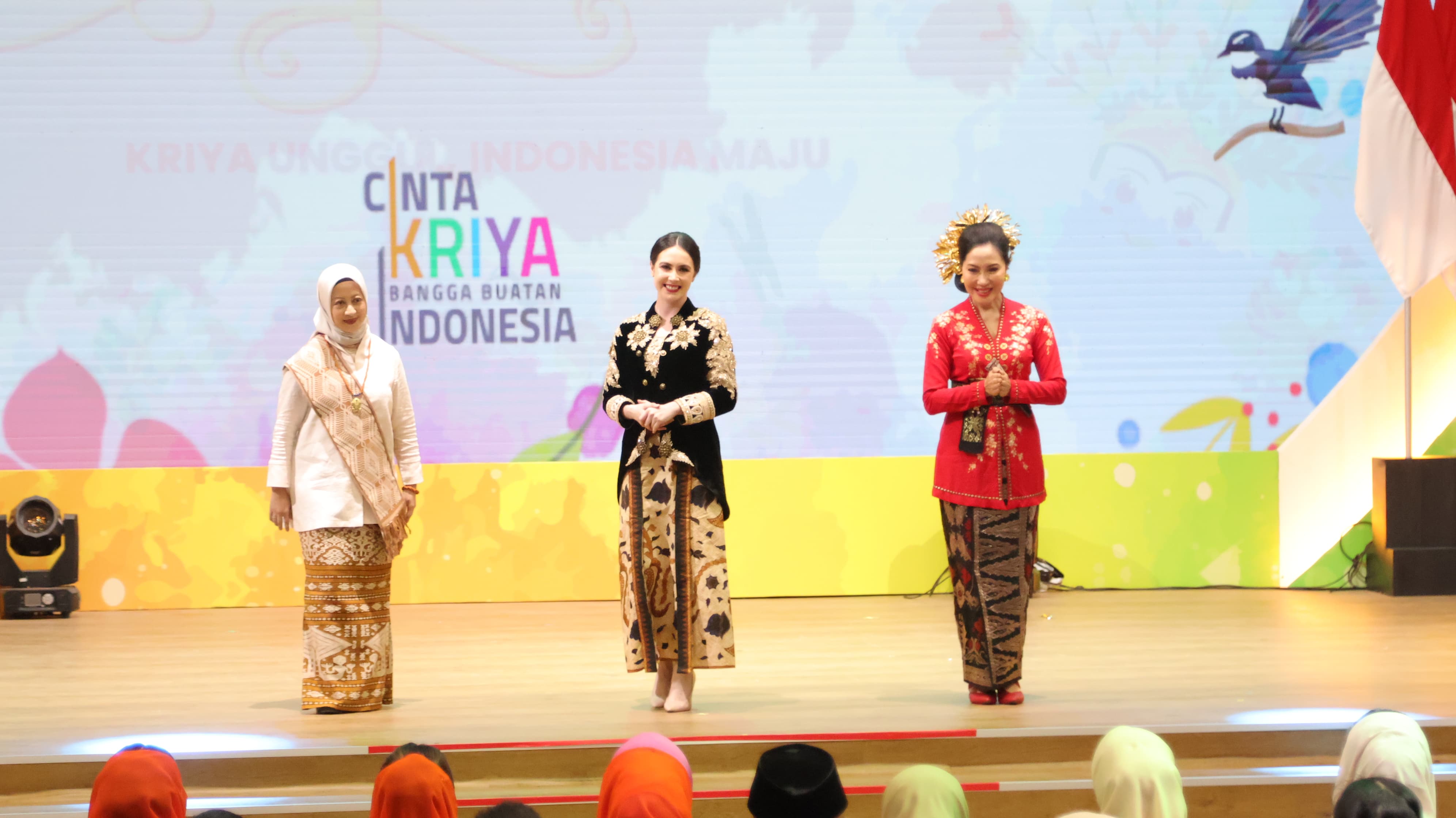 Kenakan Busana Adat, Ny. drg. Ida Setiawati Promosikan Kerajinan Bali pada Ajang Kriyanusa di JCC