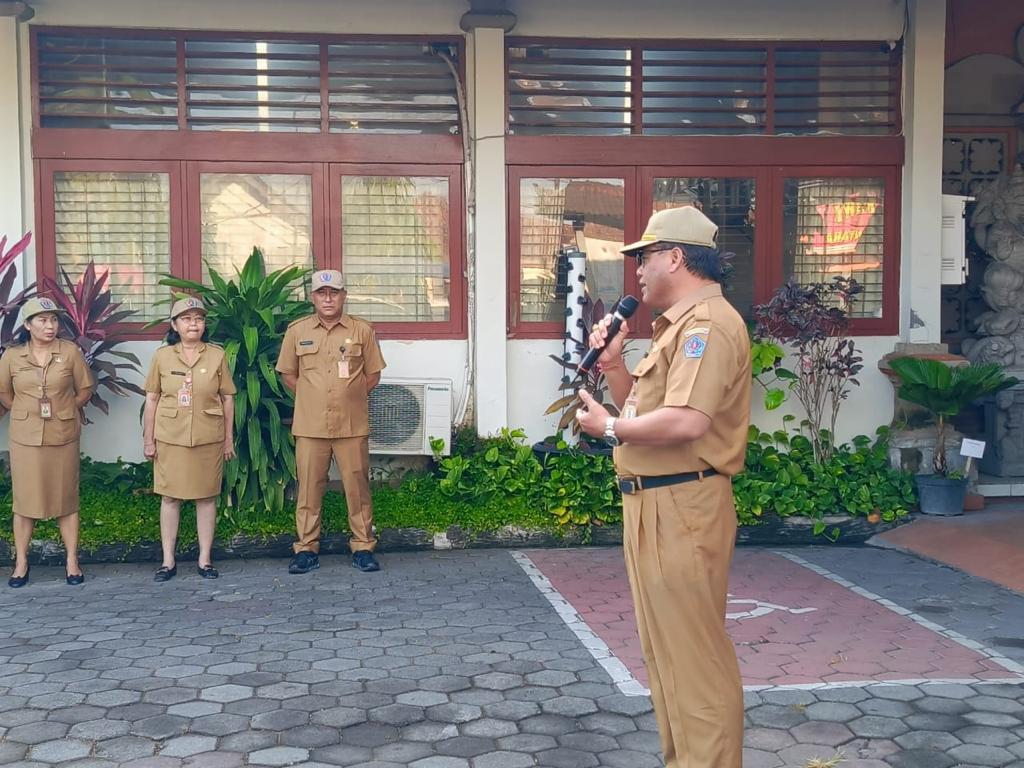 Sekda Alit Wiradana Pimpin Apel Disiplin di Kantor Dinas Pertanian, Ingatkan Realisasi Fisik dan Keuangan Sesuai Target