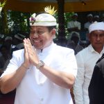 Pj Gubernur Mahendra Jaya Hadiri Pujawali di Pura Luhur Pesimpangan Pucak Kedaton