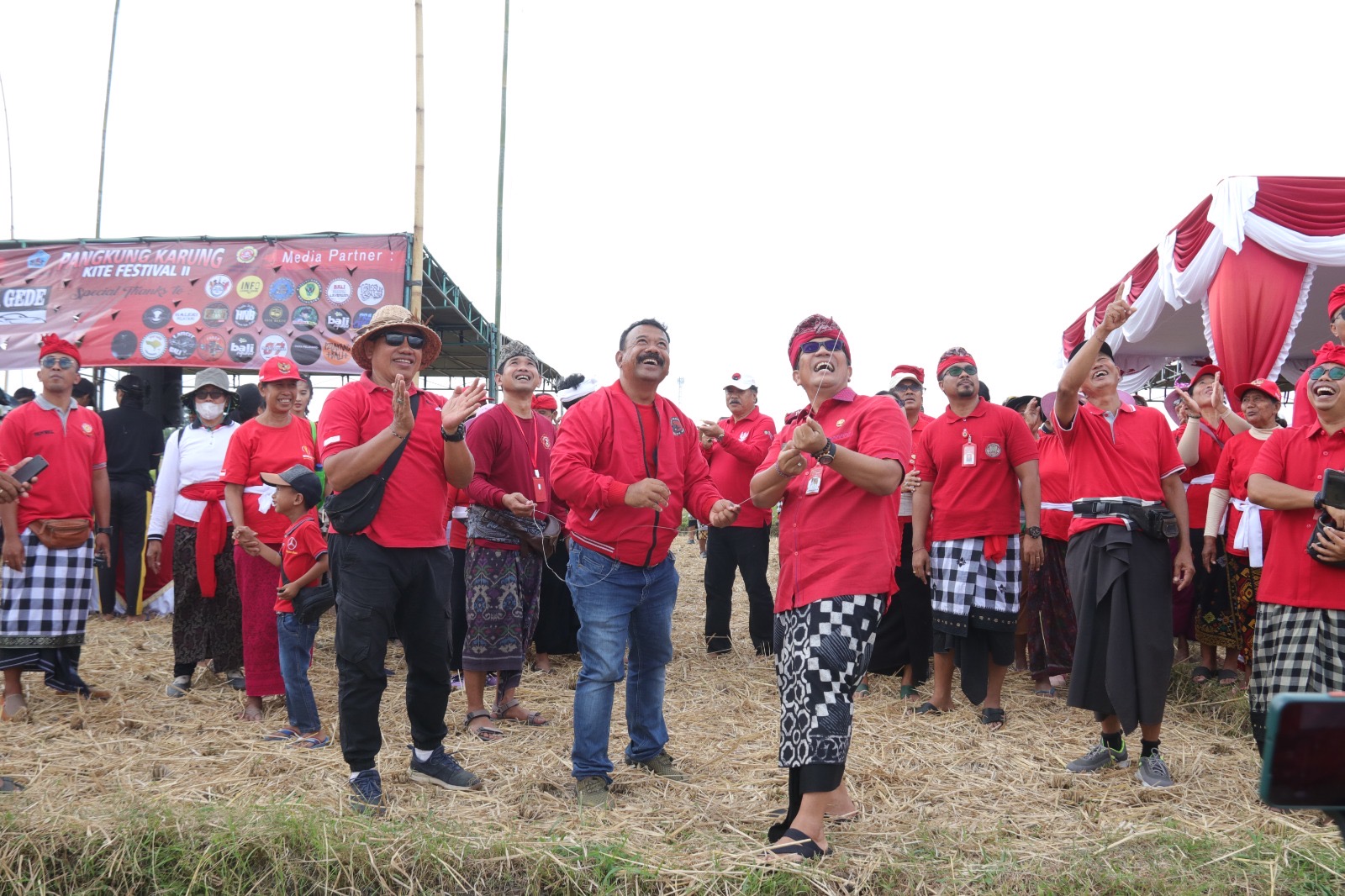 Bupati Sanjaya Buka Festival Layang-Layang II Desa Pangkung Karung