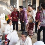 Ny. Mahendra Jaya Mencoba Seni Membatik Ditengah Gelaran Hari Batik Nasional 2023