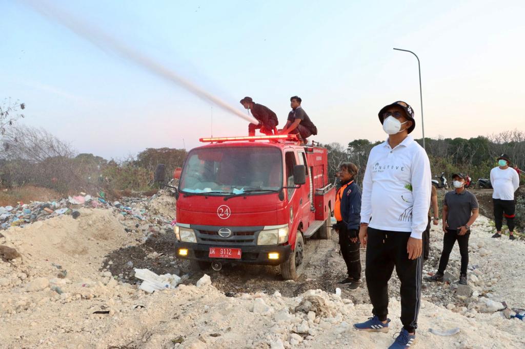 Penanganan Hari ke-4 Kebakaran TPA Suwung, Helikopter Water Bombing Ditambah, Armada Darat Dioptimalkan, Penanganan Injeck Air Mulai Diterapkan.