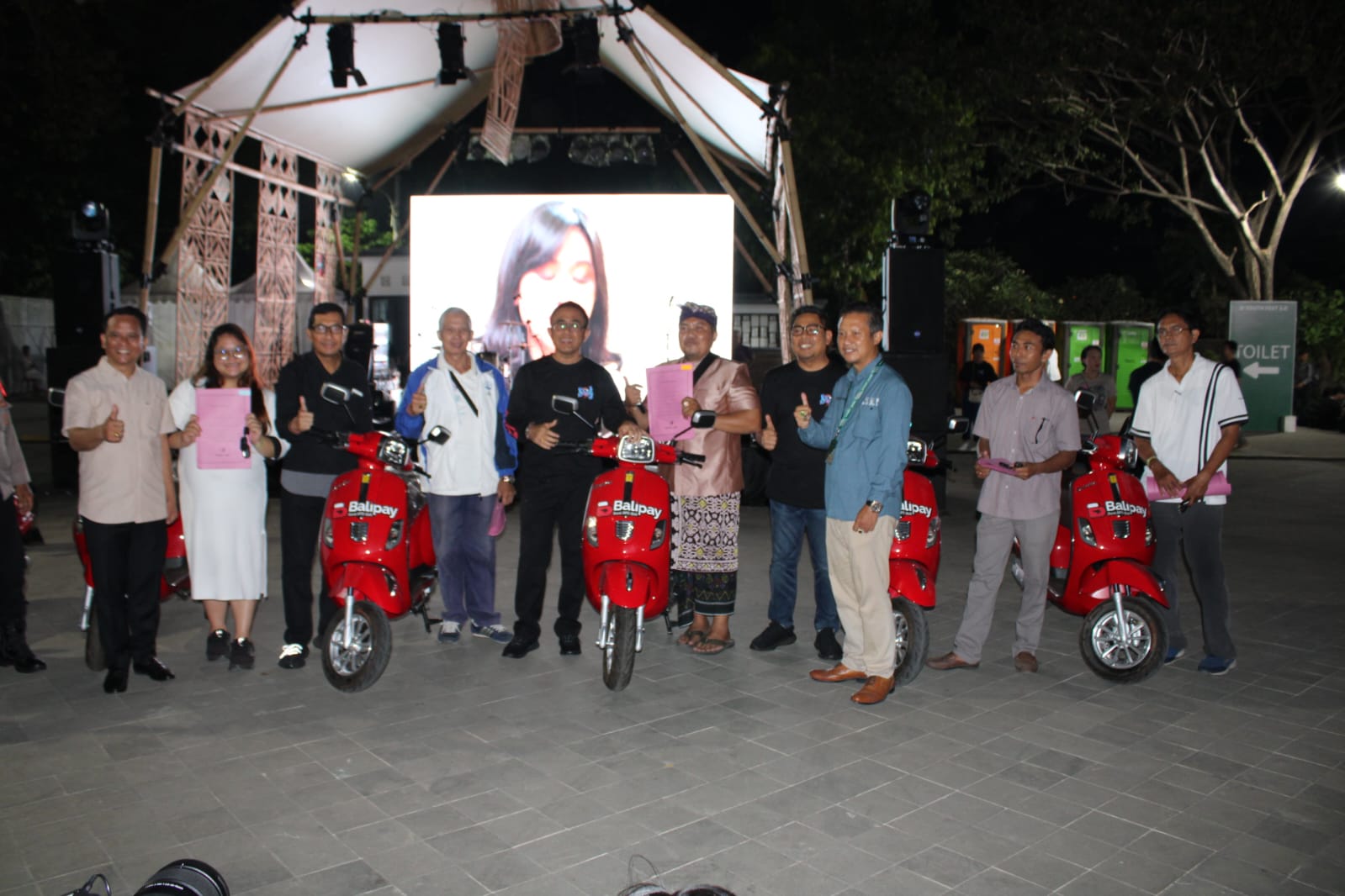 Walikota Jaya Negara Serahkan Reward 8 Unit Motor Listrik Bagi Masyarakat yang  Taat Bayar Pajak PBB P2.