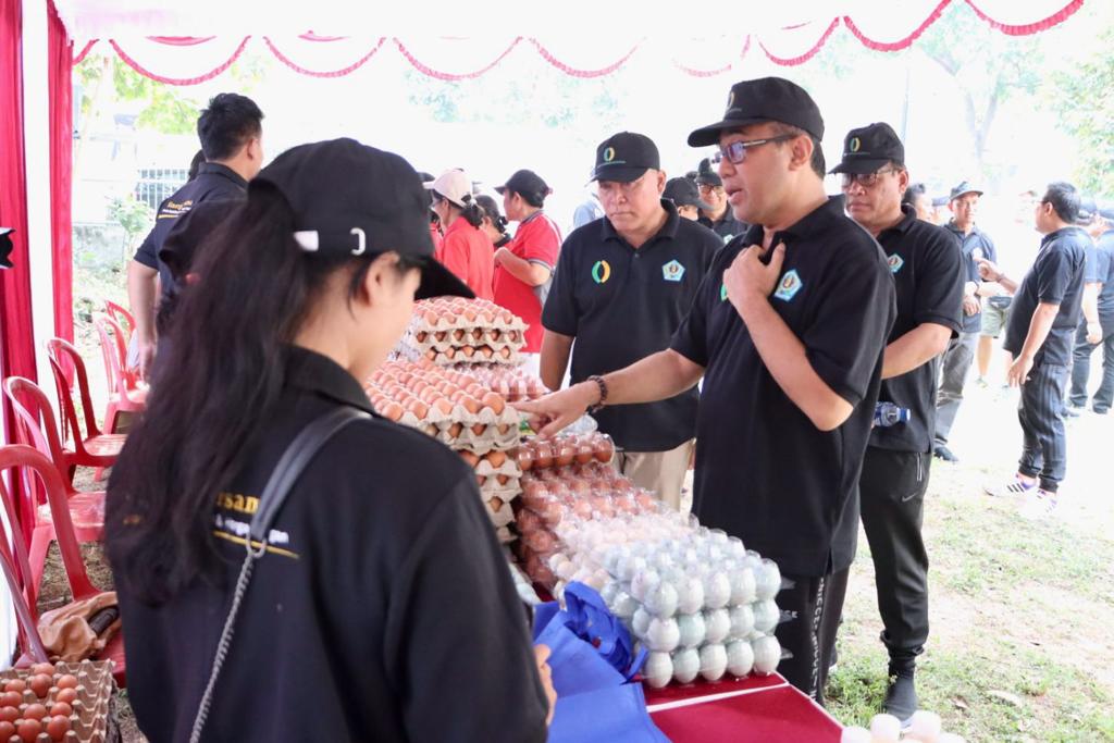 Pastikan Ketersedian Pasokan dan Keterjangkauan Harga Pangan, Walikota Jaya Negara Tinjau Gerakan Pangan Murah di Banjar Tegeh Sari, Tonja