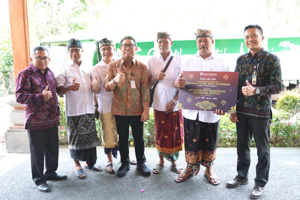 Wawali Arya Wibawa Terima CSR Truk Sampah dari BI Perwakilan Bali