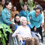 Ny. Sagung Antari Jaya Negara Salurkan Bantuan Kursi Roda CSR BPJS Kesehatan Kepada Warga Dentim