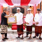 Walikota Denpasar Jaya Negara Terima Bantuan Hibah Dari Bupati Badung Giri Prasta