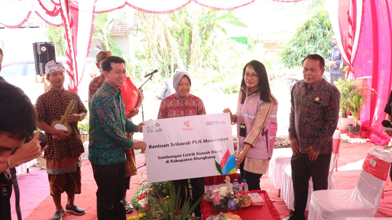 Hadirkan Terang, Srikandi PLN Beri Bantuan Listrik Gratis Bagi Penerima Rumah Deret di Klungkung