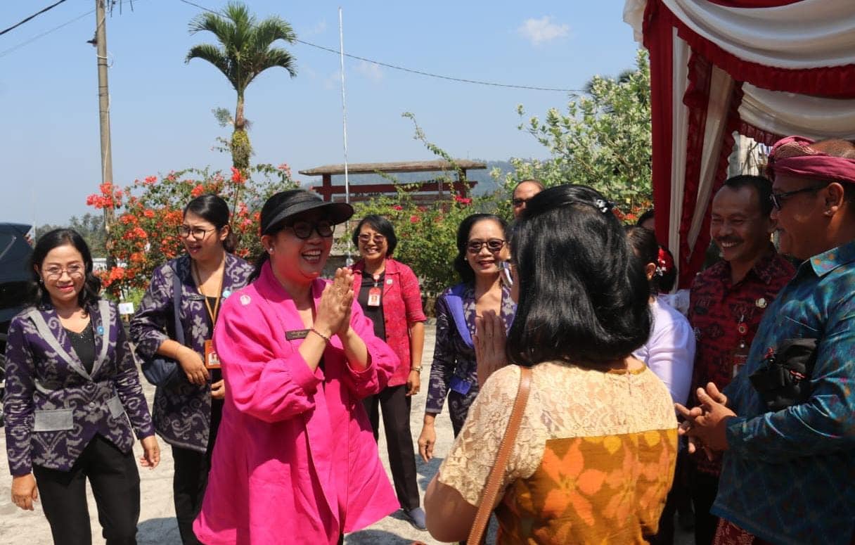 Berantas Stunting, Ny. Rai Wahyuni Sanjaya Lakukan Penilaian Final Lomba Posyandu di Selemadeg Barat