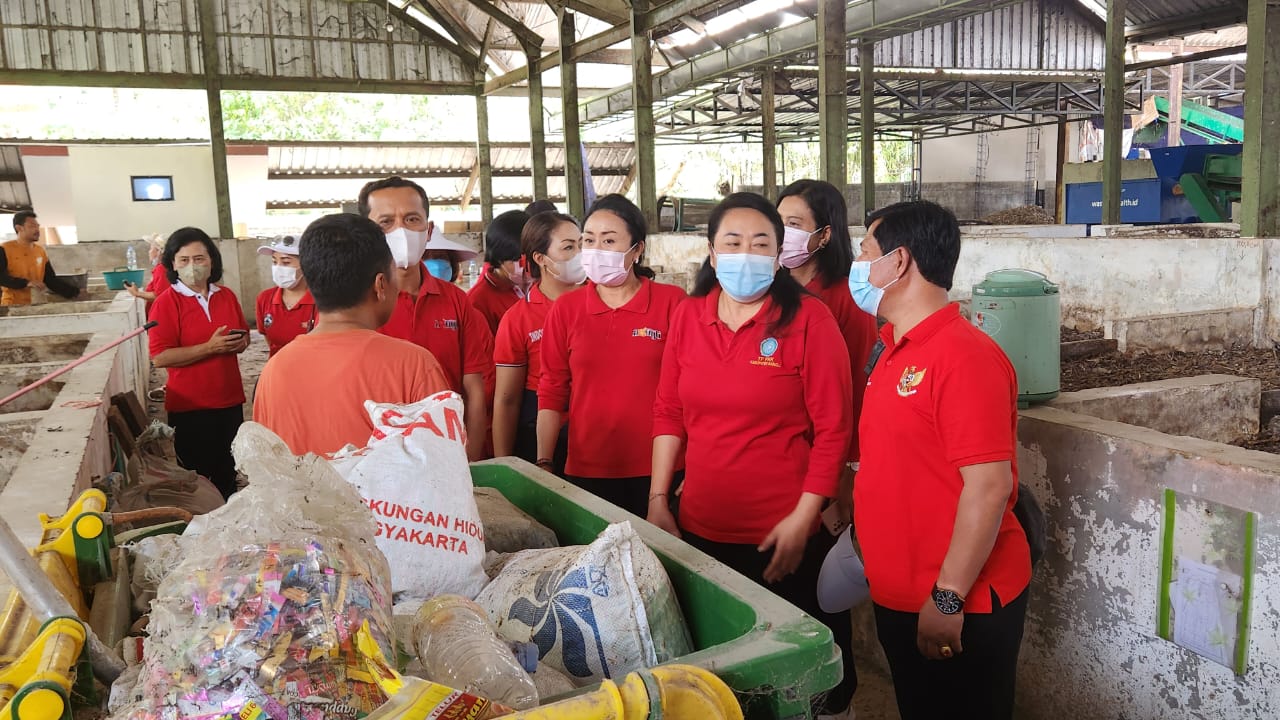 Ny. Sariasih Pimpin Study Tiru TP.PKK Kabupaten Bangli di TPS 3 R Nitikan Kota Yogyakarta