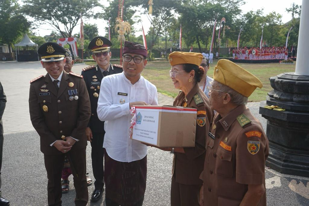 Wawali Arya Wibawa Pimpin Apel Peringatan Hari Pahlawan di Kota Denpasar