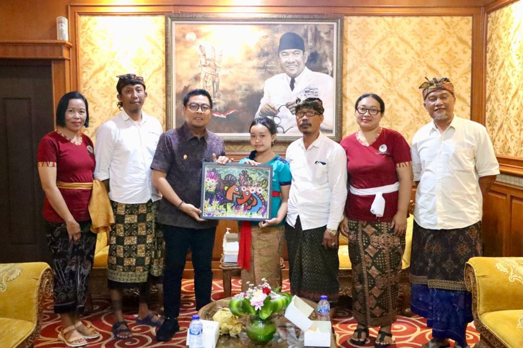 Ubah Sampah Plastik Jadi Karya Seni dan Bernilai Ekonomi, Wawali Arya Wibawa Apresiasi Pameran Lukisan Daur Ulang Sanggar Seni Lukis Jepun Putih