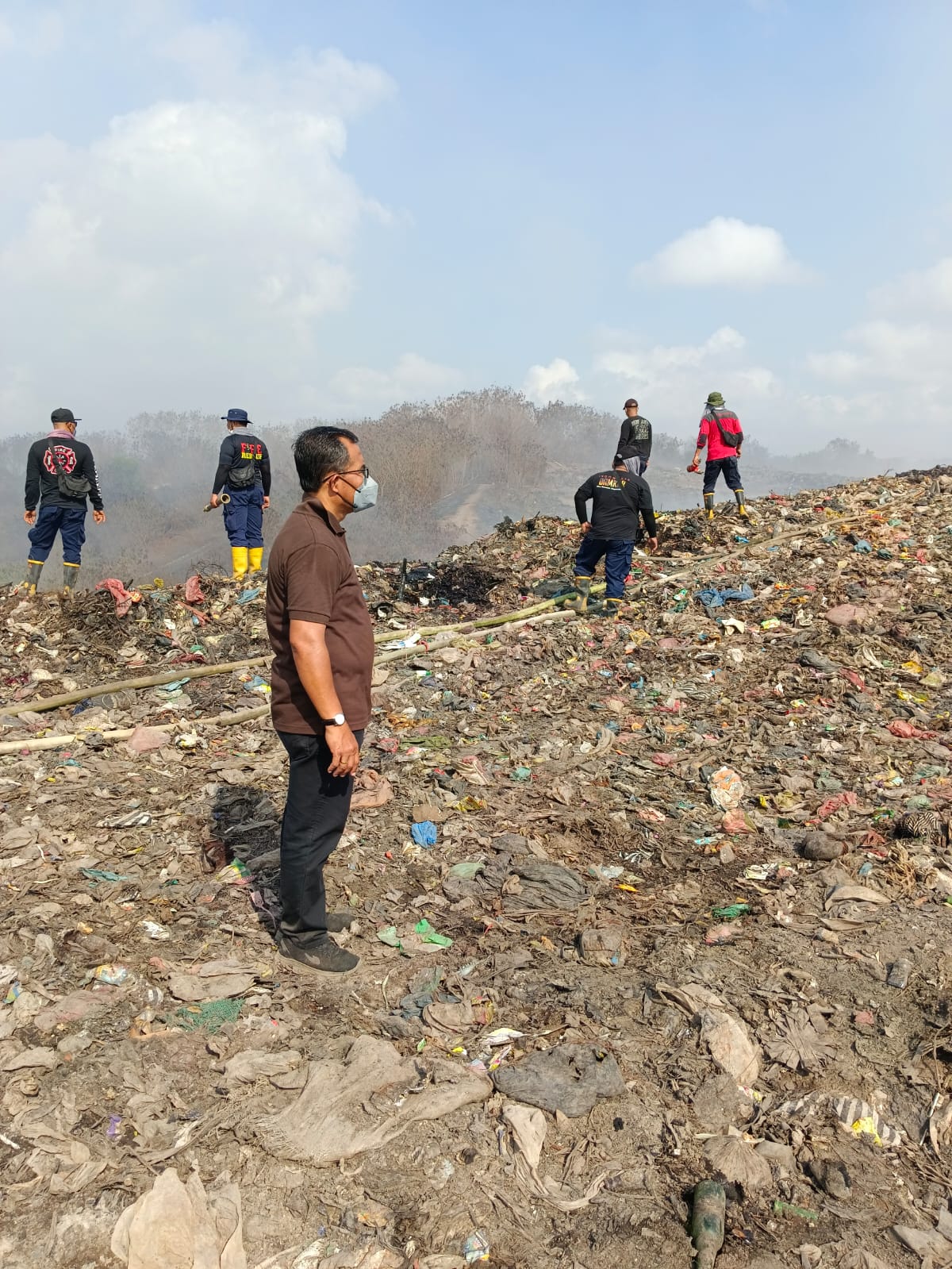 Api Musibah Kebakaran TPA Suwung Berangsur Padam, Damkar Denpasar tetap Lakukan Antisipasi dan Pendinginan
