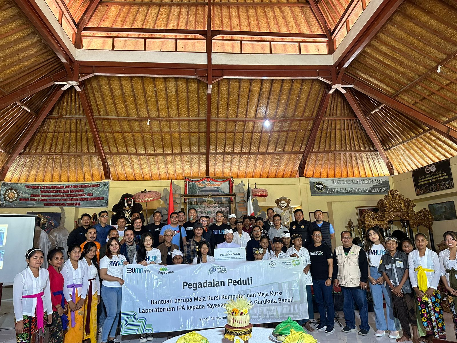 PT. Pegadaian Kanwil  VII Bali Berikan Bantuan CSR Meja & Lap IPA Senilai Rp.20 juta