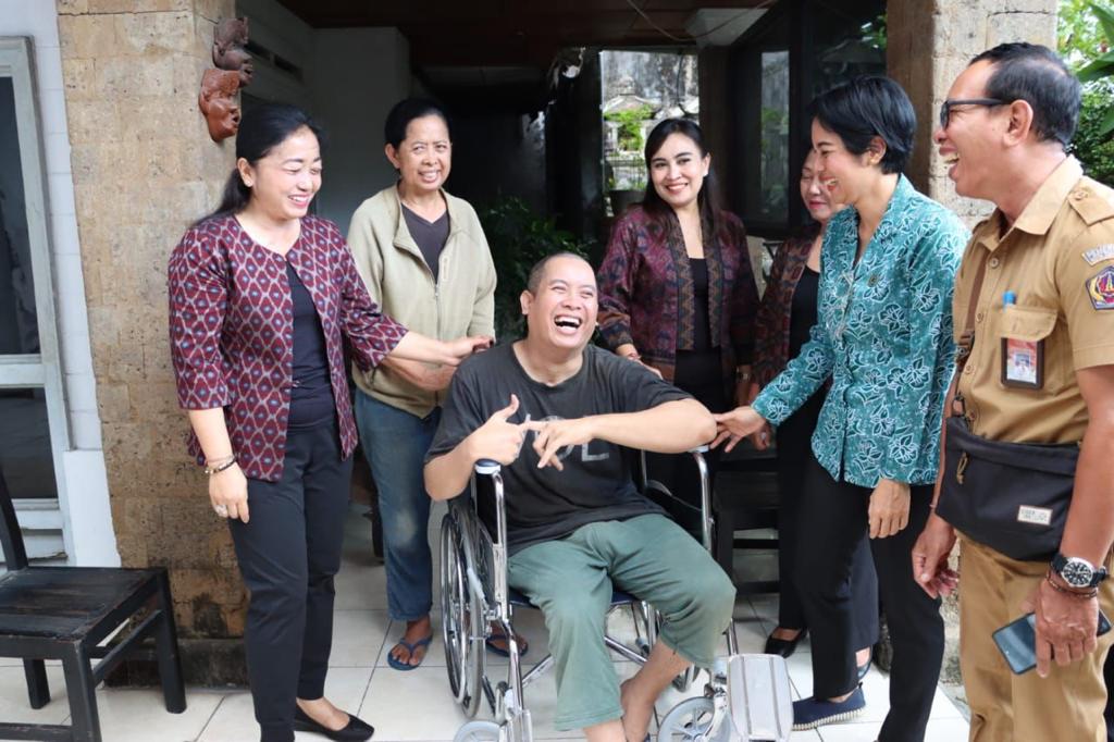 Ketua KKKS Ny. Antari Jaya Negara Serahkan Bantuan Kursi Roda