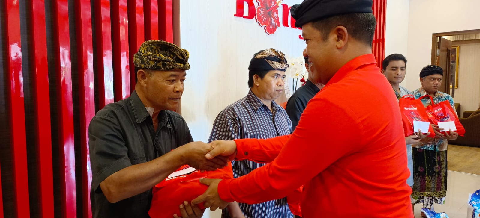 Bupati Sedana Arta Serahkan Tali Asih KORPRI Kepada ASN dilingkungan Pemkab Bangli