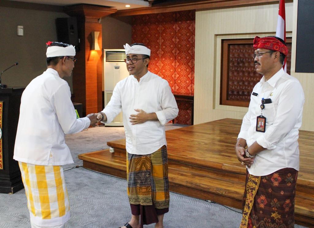 Walikota Jaya Negara Serahkan Bantuan Hibah Kepada 39 Penerima di Kota Denpasar
