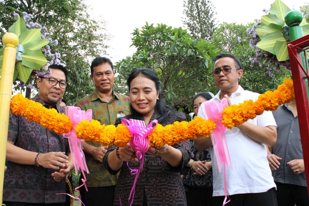 Rampung Direnovasi, Menteri PPPA RI Bintang Puspayoga Kunjungi Taman Bermain Anak di Lapangan Puputan Badung