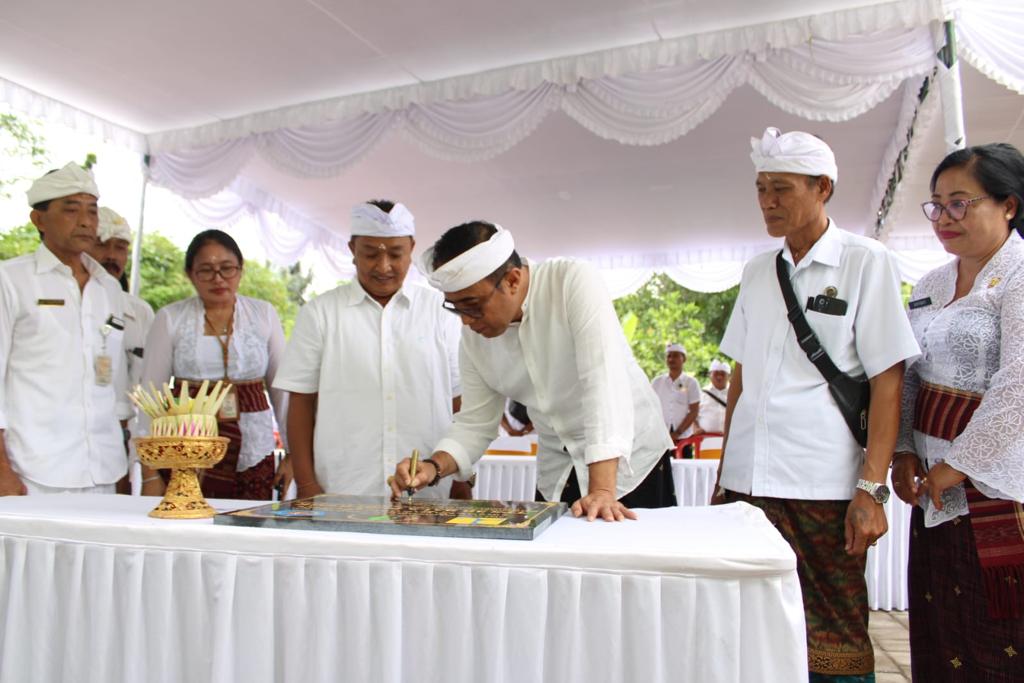 Walikota Jaya Negara Resmikan Operasional TPS3R Bala Puri Resik Desa Penatih Dangin Puri