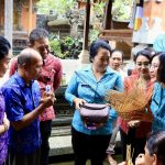 Ny. drg Ida Mahendra Jaya Sambangi Pengrajin Bambu Khas Bangli