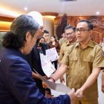 Walikota Jaya Negara Serahkan Bantuan Kontribusi Pelatihan Penanganan Kemiskinan Extreme