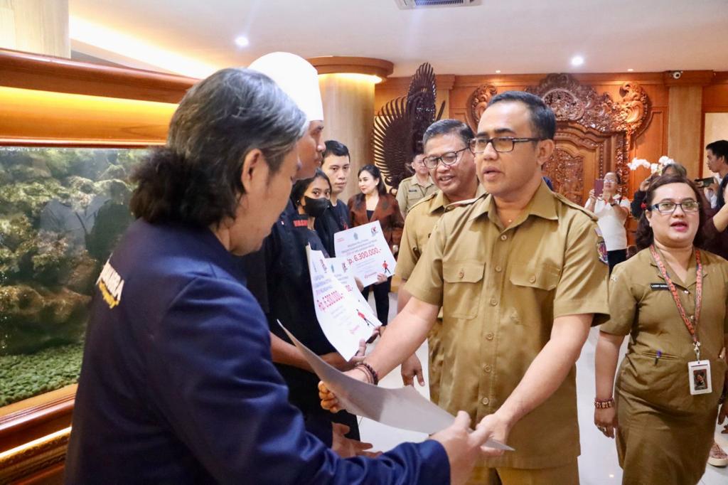 Walikota Jaya Negara Serahkan Bantuan Kontribusi Pelatihan Penanganan Kemiskinan Extreme